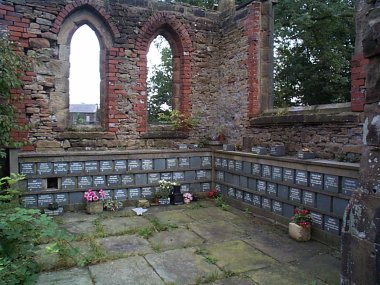 Picture of part of the ruin of old St Thomas' Church that burned down.